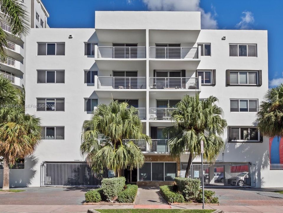 For Sale: $349,000 (1 beds, 1 baths, 700 Square Feet)
