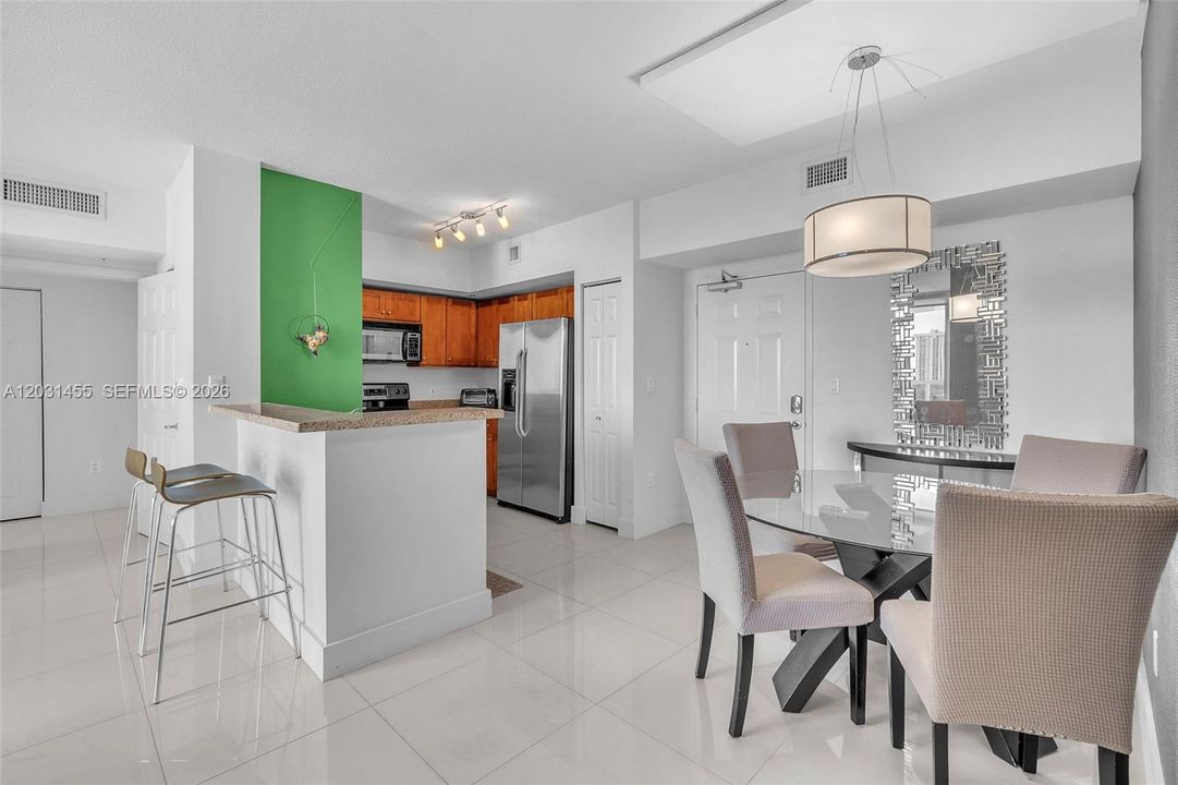 For Sale: $518,500 (2 beds, 2 baths, 832 Square Feet)