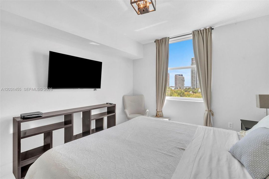 For Sale: $518,500 (2 beds, 2 baths, 832 Square Feet)