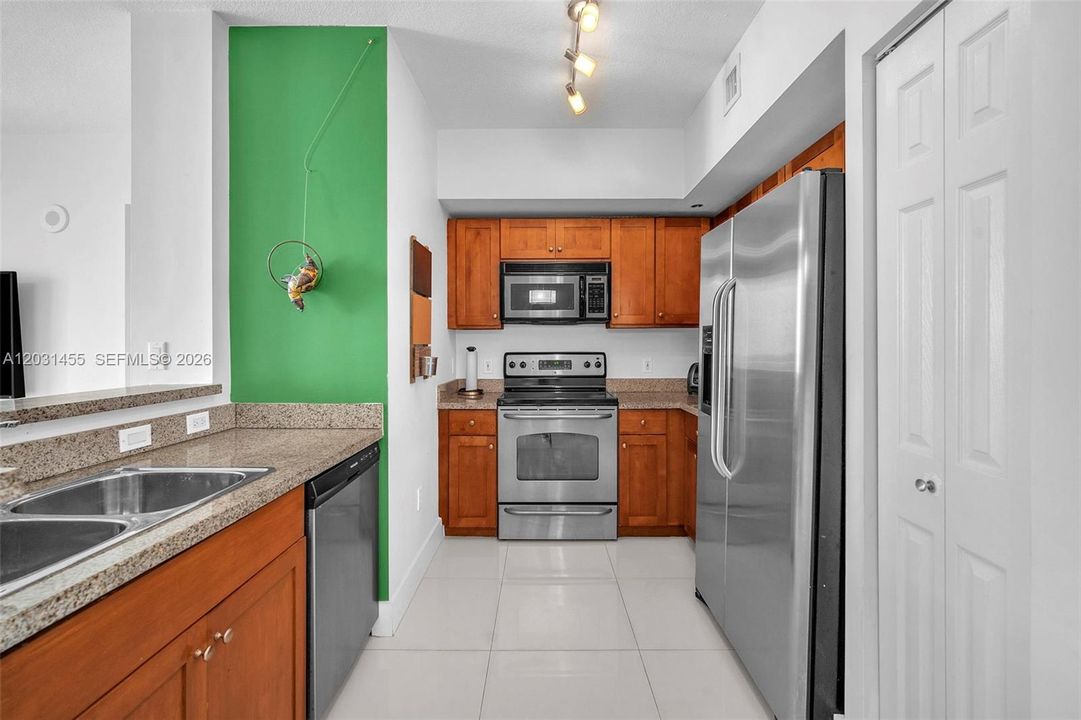 For Sale: $518,500 (2 beds, 2 baths, 832 Square Feet)