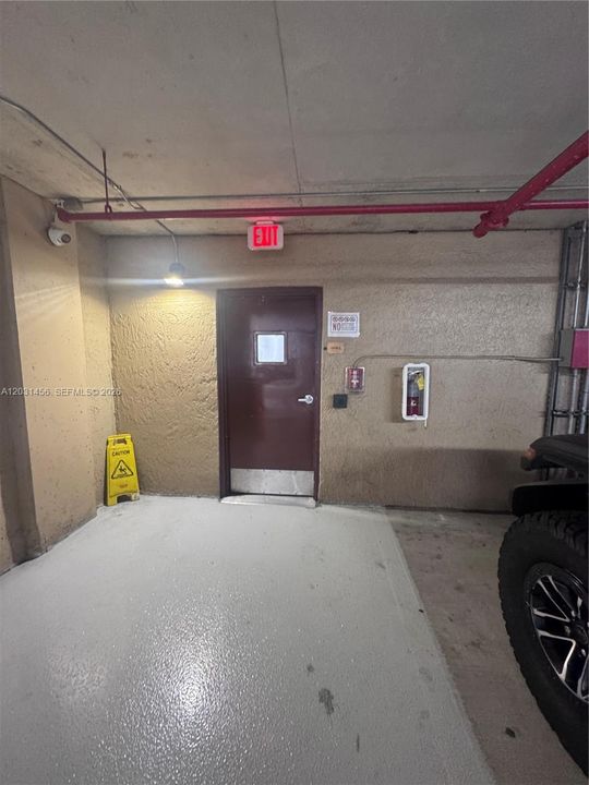 Garage accès to second floor