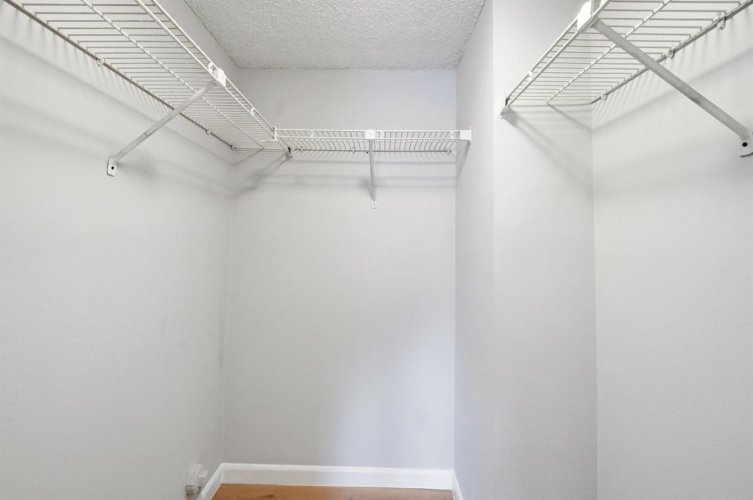 24_walk-in closet