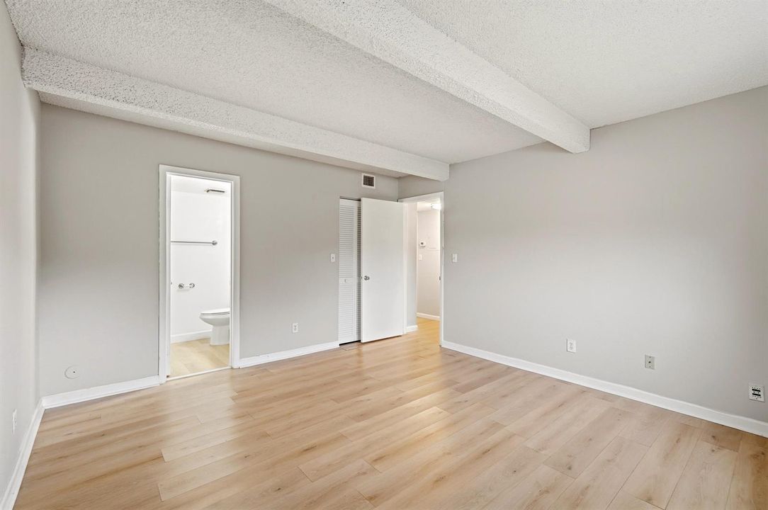 21_primary bedroom