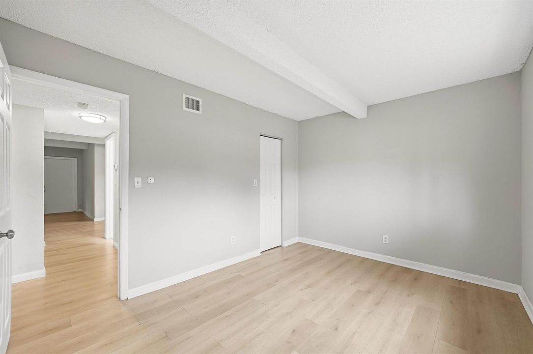 17_bedroom
