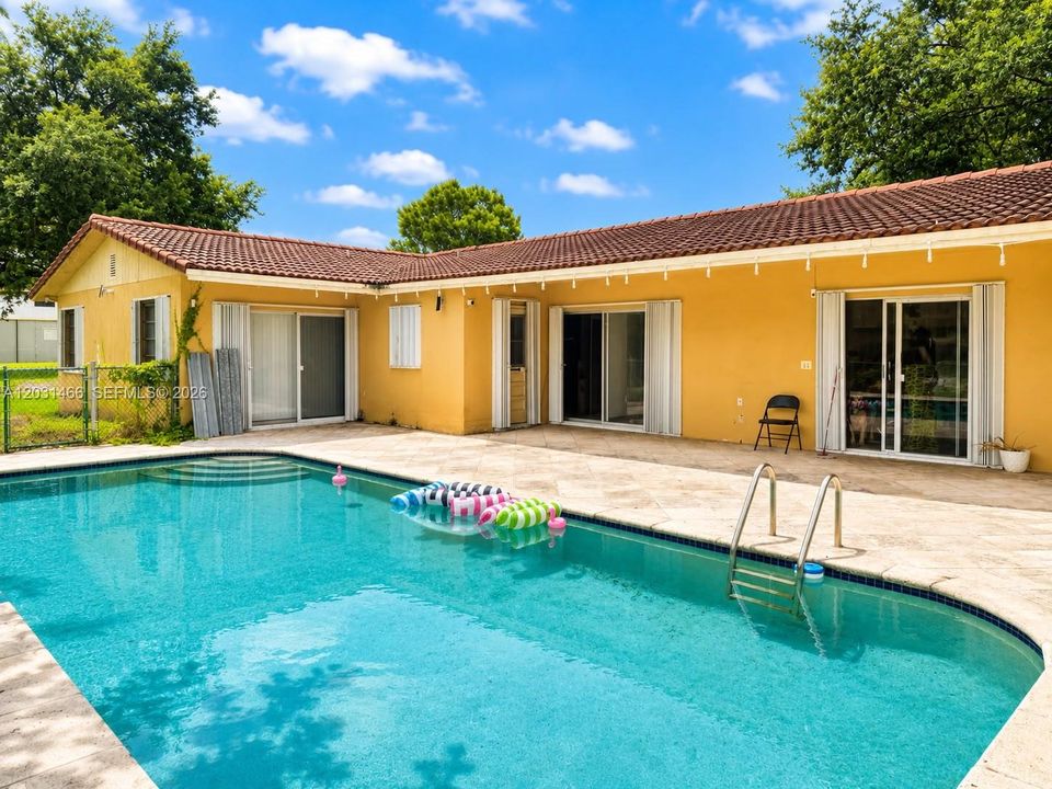 For Sale: $1,800,000 (5 beds, 4 baths, 3417 Square Feet)