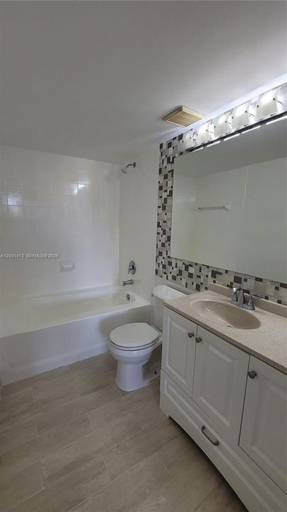 For Rent: $2,450 (2 beds, 2 baths, 966 Square Feet)