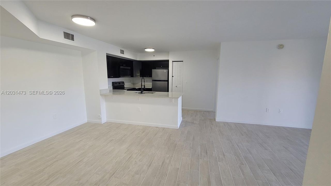 For Rent: $2,450 (2 beds, 2 baths, 966 Square Feet)