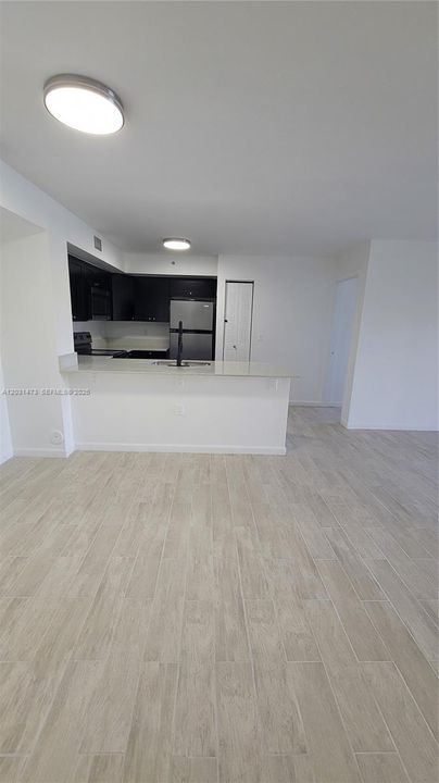 For Rent: $2,450 (2 beds, 2 baths, 966 Square Feet)