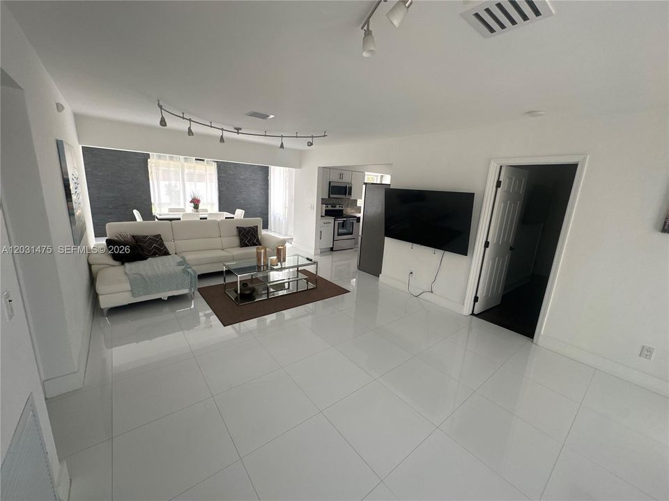 For Rent: $6,500 (4 beds, 3 baths, 1694 Square Feet)