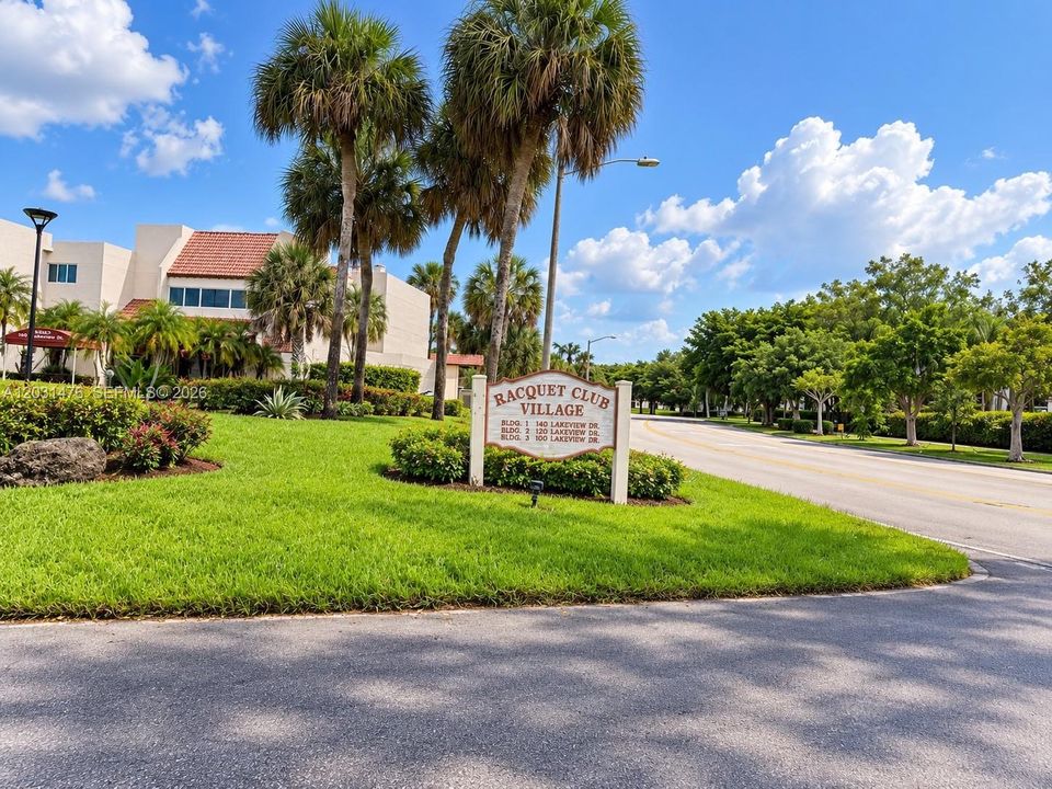 For Sale: $250,000 (2 beds, 2 baths, 1106 Square Feet)