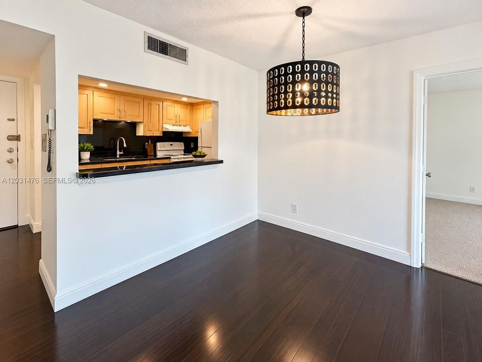 For Sale: $250,000 (2 beds, 2 baths, 1106 Square Feet)