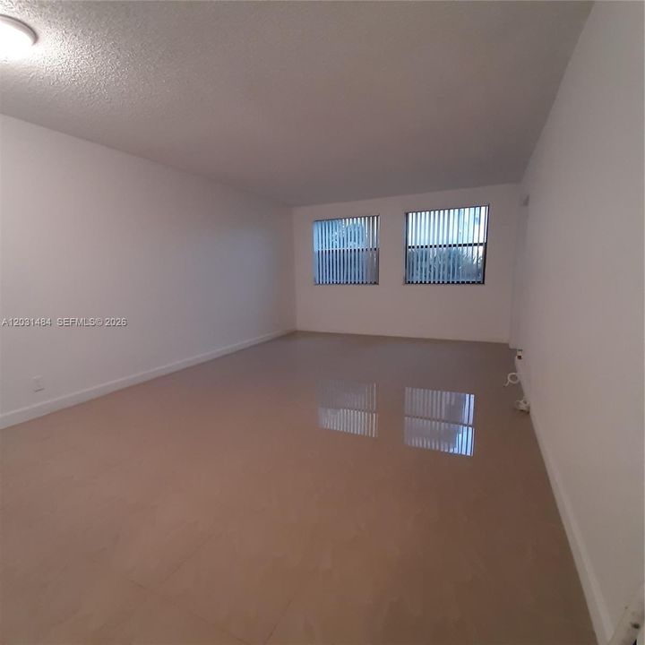For Rent: $2,000 (1 beds, 1 baths, 710 Square Feet)