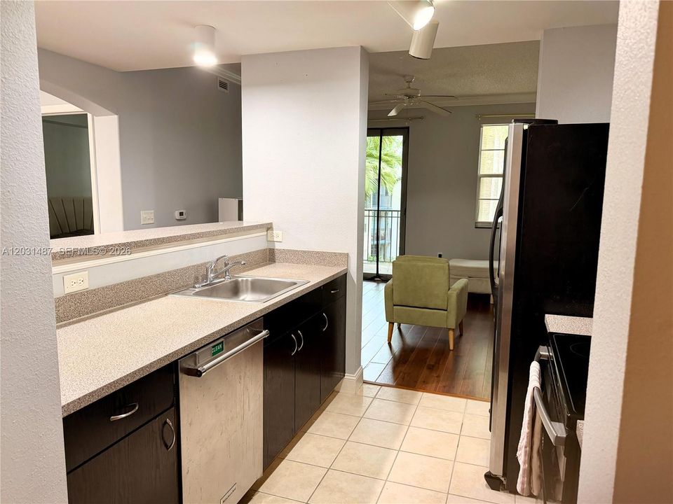 For Rent: $2,400 (1 beds, 1 baths, 780 Square Feet)