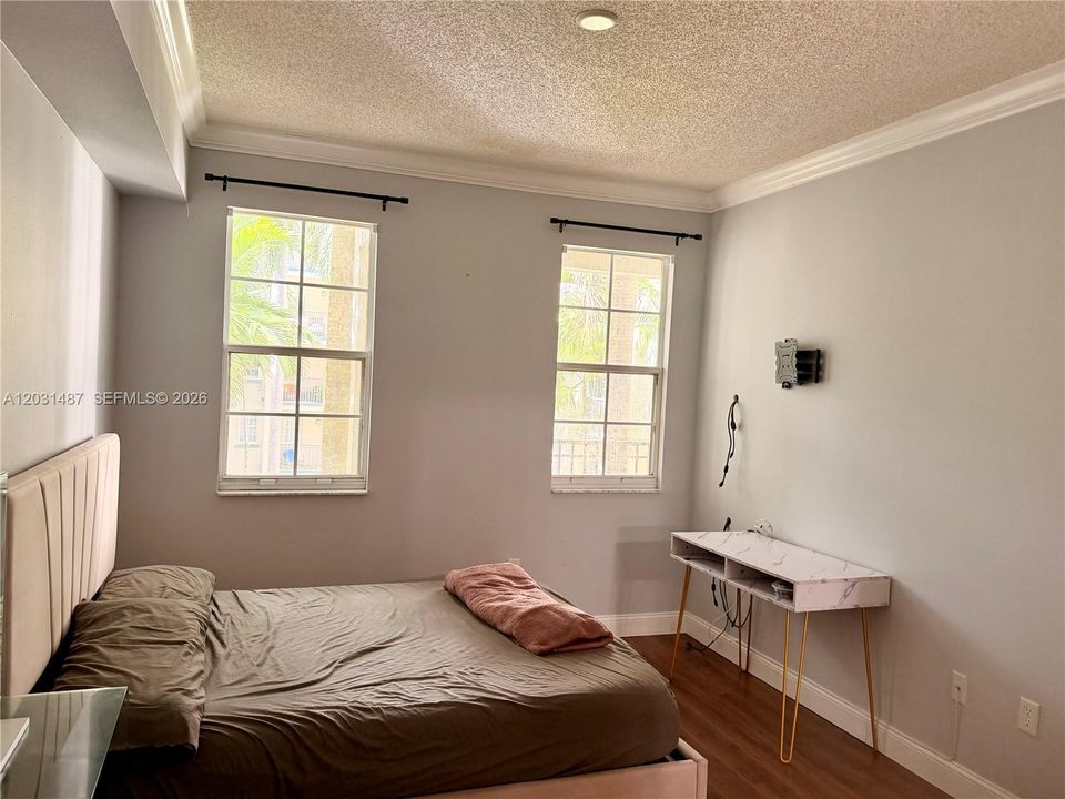 For Rent: $2,400 (1 beds, 1 baths, 780 Square Feet)