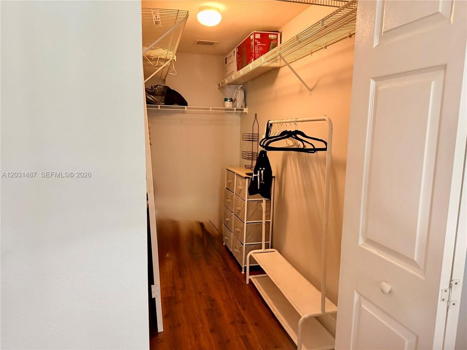 For Rent: $2,400 (1 beds, 1 baths, 780 Square Feet)