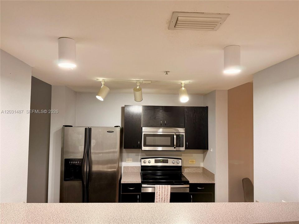 For Rent: $2,400 (1 beds, 1 baths, 780 Square Feet)