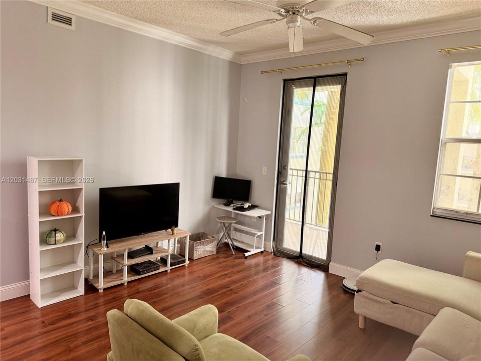For Rent: $2,400 (1 beds, 1 baths, 780 Square Feet)