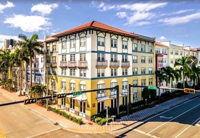 For Rent: $2,400 (1 beds, 1 baths, 780 Square Feet)
