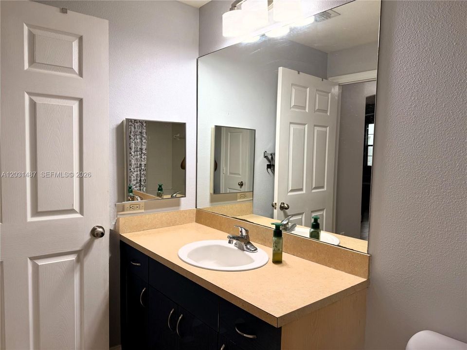 For Rent: $2,400 (1 beds, 1 baths, 780 Square Feet)