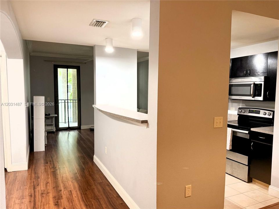 For Rent: $2,400 (1 beds, 1 baths, 780 Square Feet)