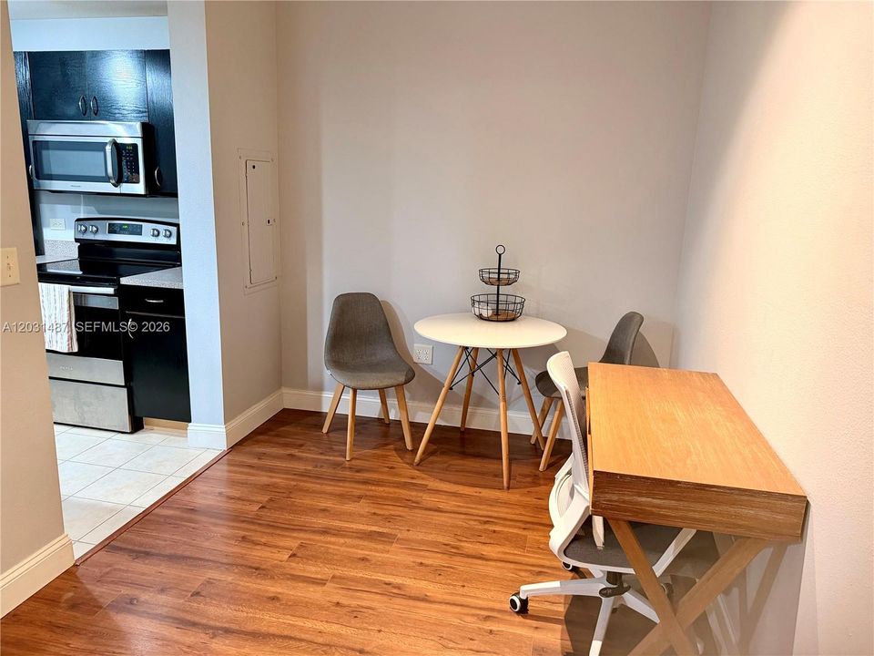 For Rent: $2,400 (1 beds, 1 baths, 780 Square Feet)