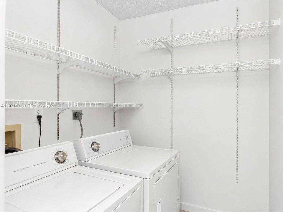 For Sale: $359,000 (1 beds, 1 baths, 750 Square Feet)