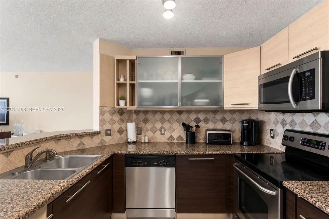 For Sale: $359,000 (1 beds, 1 baths, 750 Square Feet)
