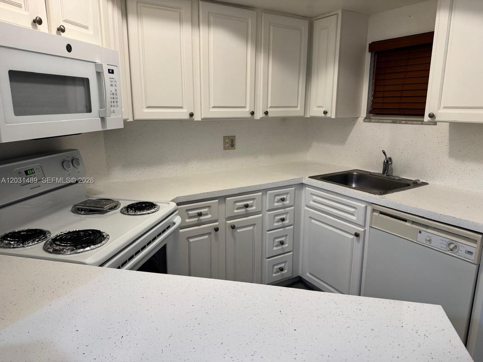 For Rent: $2,100 (1 beds, 1 baths, 810 Square Feet)