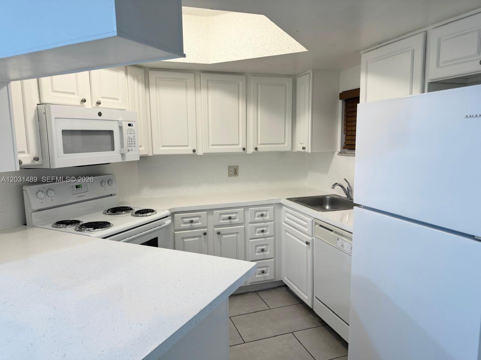 For Rent: $2,100 (1 beds, 1 baths, 810 Square Feet)