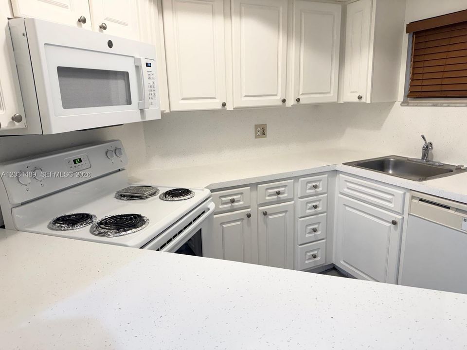 For Rent: $2,100 (1 beds, 1 baths, 810 Square Feet)