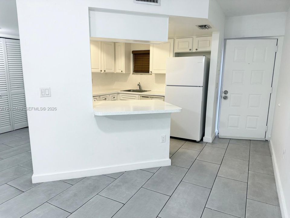 For Rent: $2,100 (1 beds, 1 baths, 810 Square Feet)
