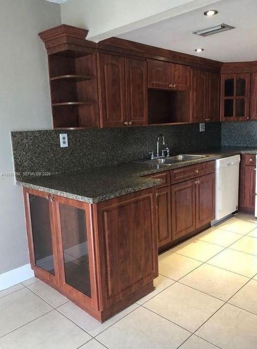 For Rent: $2,200 (2 beds, 2 baths, 1020 Square Feet)