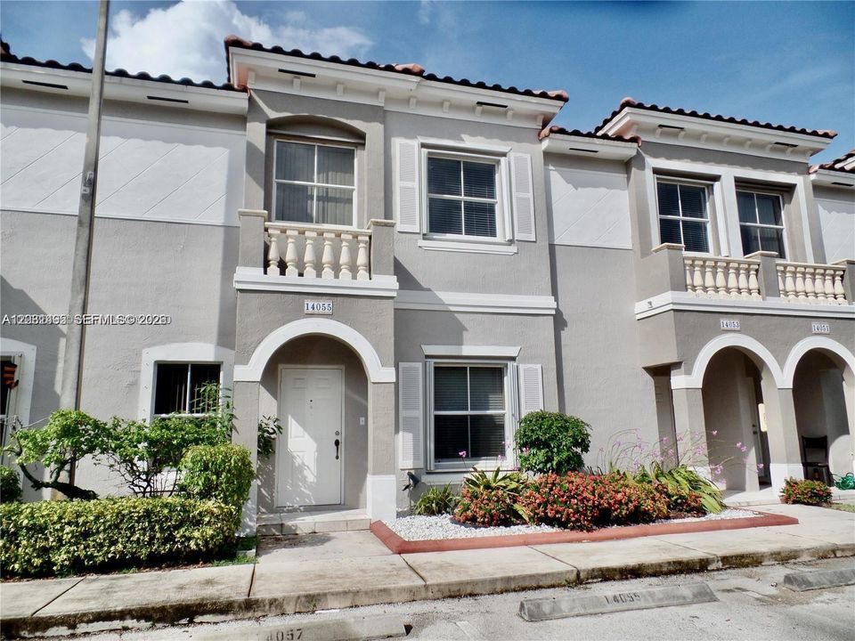 For Sale: $415,000 (2 beds, 2 baths, 1067 Square Feet)
