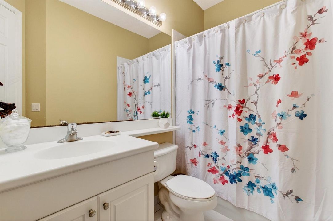 Guest Bathroom w Tub