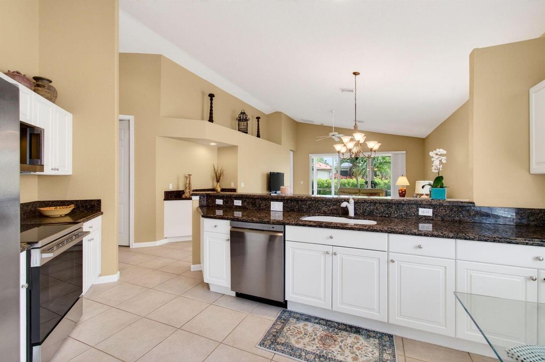 Breakfast Bat w Granite Counters