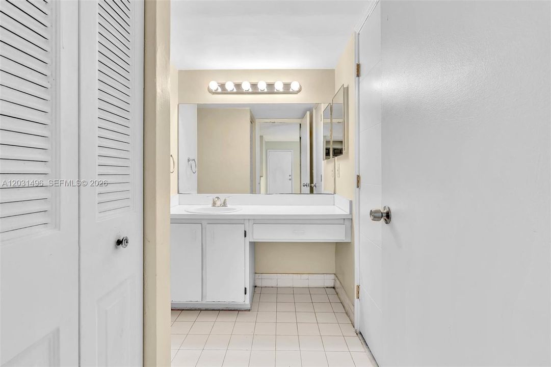 For Sale: $215,000 (1 beds, 1 baths, 734 Square Feet)