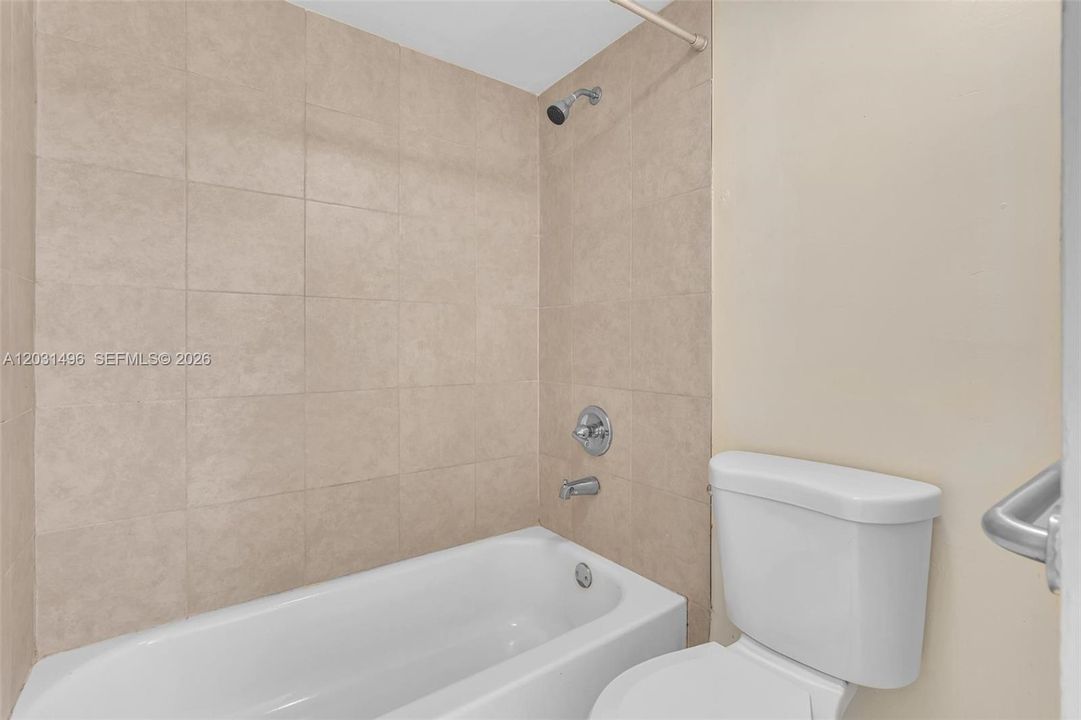For Sale: $215,000 (1 beds, 1 baths, 734 Square Feet)