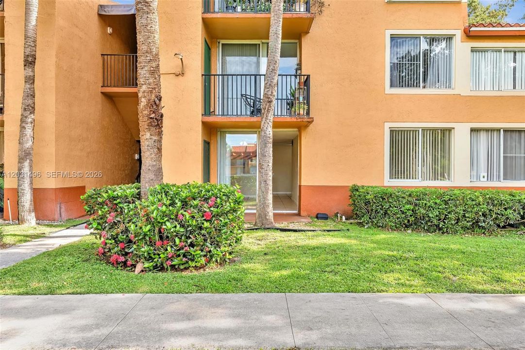 For Sale: $215,000 (1 beds, 1 baths, 734 Square Feet)