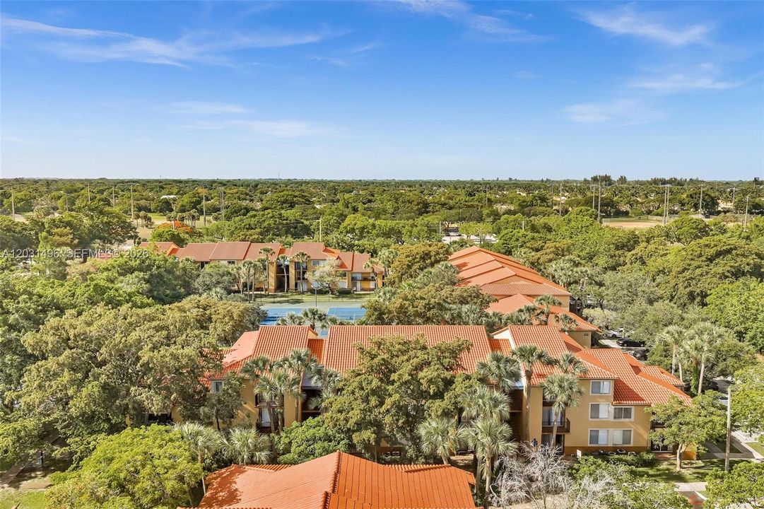 For Sale: $215,000 (1 beds, 1 baths, 734 Square Feet)