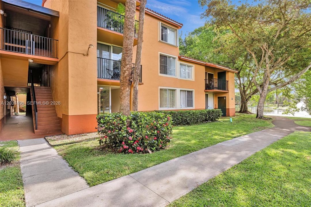 For Sale: $215,000 (1 beds, 1 baths, 734 Square Feet)