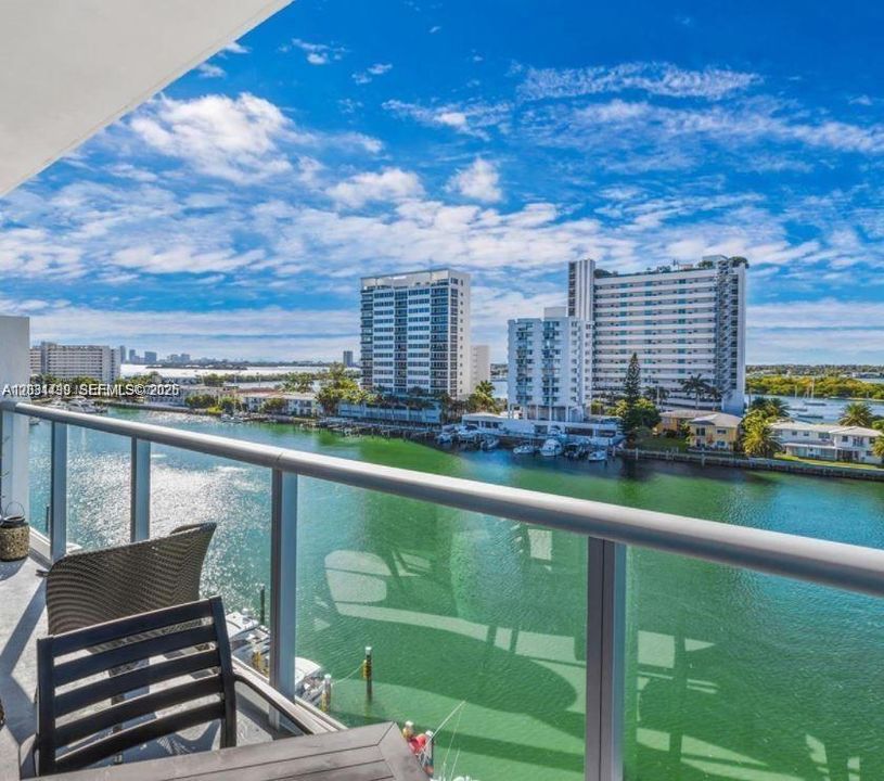 For Sale: $440,000 (2 beds, 2 baths, 840 Square Feet)