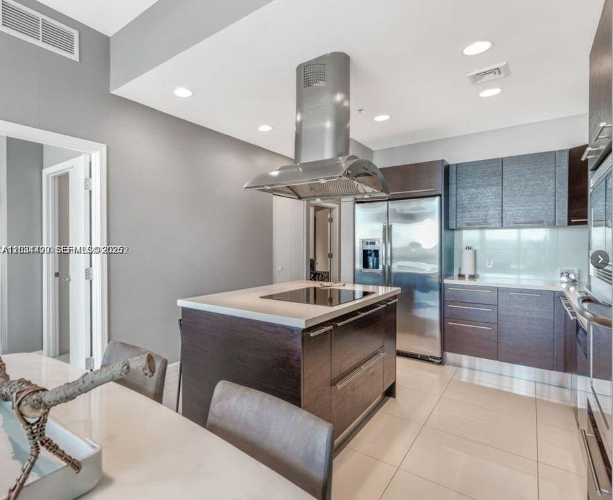 For Sale: $440,000 (2 beds, 2 baths, 840 Square Feet)