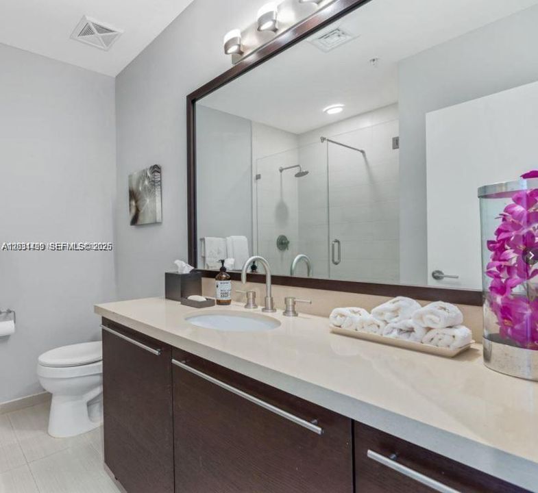 For Sale: $440,000 (2 beds, 2 baths, 840 Square Feet)