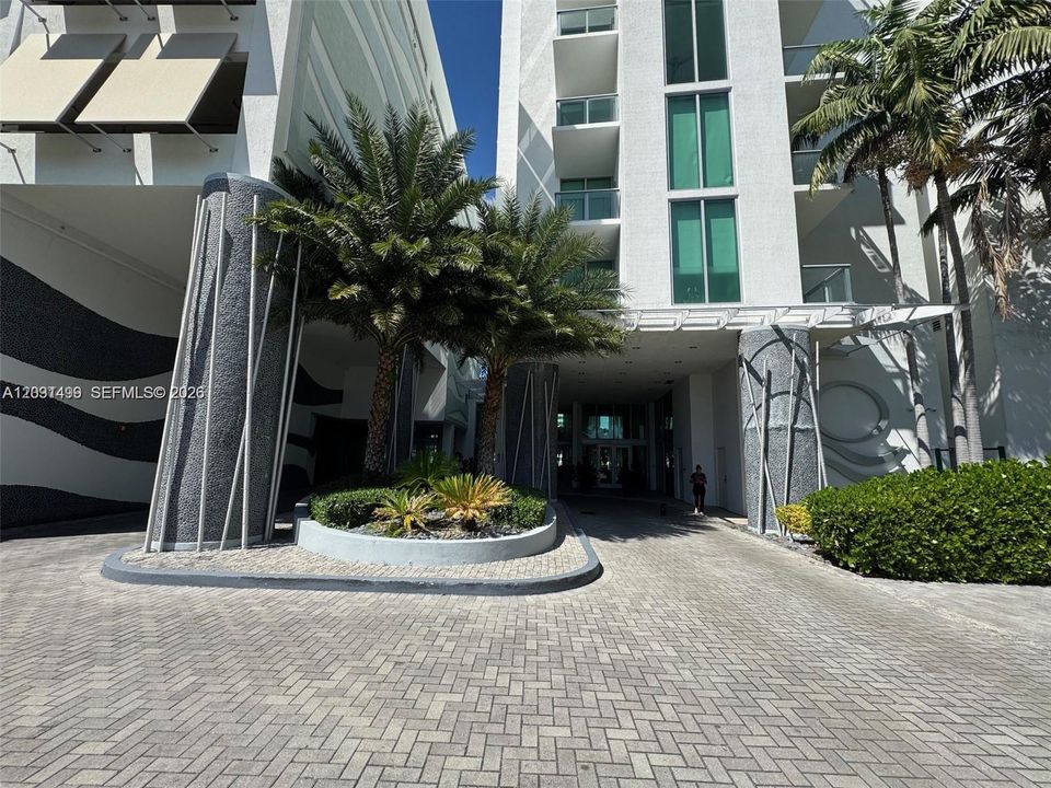 For Sale: $440,000 (2 beds, 2 baths, 840 Square Feet)