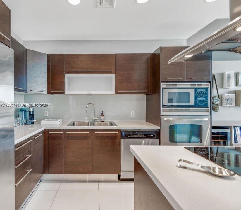For Sale: $440,000 (2 beds, 2 baths, 840 Square Feet)