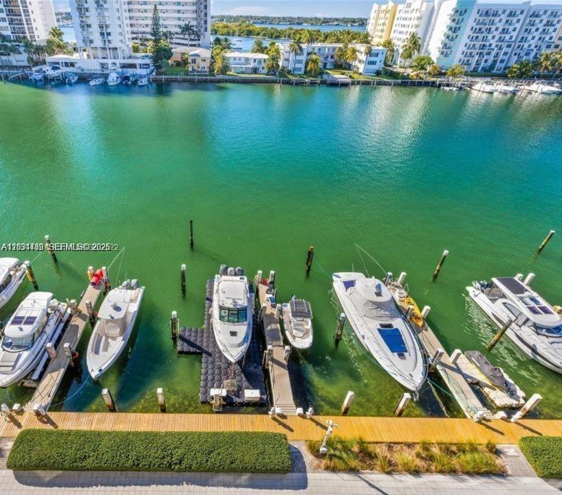 For Sale: $440,000 (2 beds, 2 baths, 840 Square Feet)