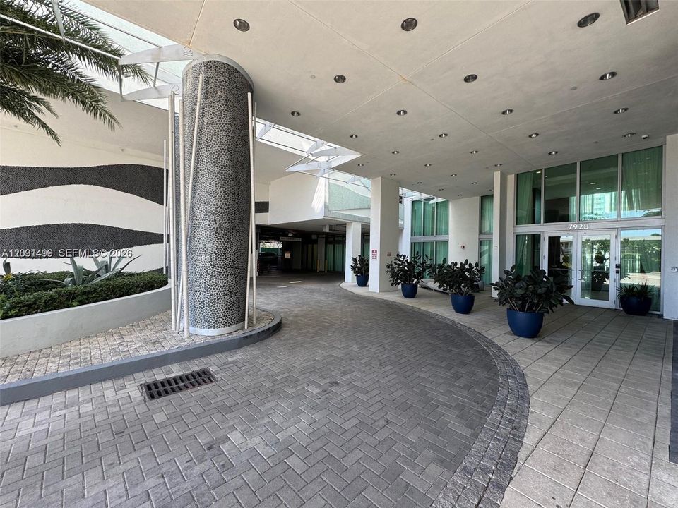 For Sale: $440,000 (2 beds, 2 baths, 840 Square Feet)