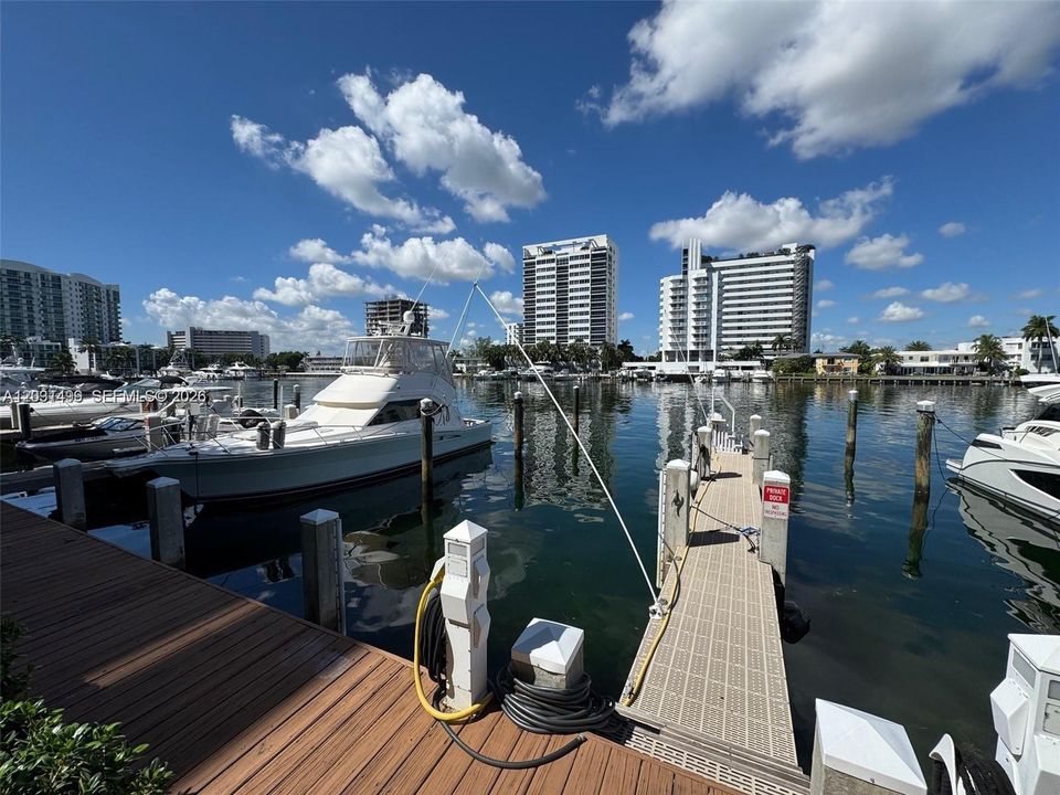 For Sale: $440,000 (2 beds, 2 baths, 840 Square Feet)