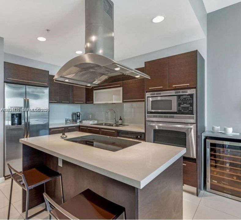 For Sale: $440,000 (2 beds, 2 baths, 840 Square Feet)