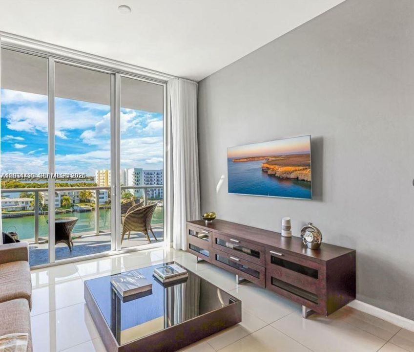 For Sale: $440,000 (2 beds, 2 baths, 840 Square Feet)